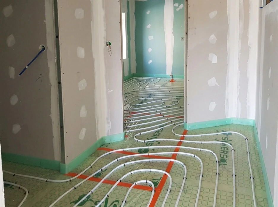 Chantier intérieur en cours, pièces avec cloisons en plaques de plâtre (BA13) hydrofuge (bords verts)