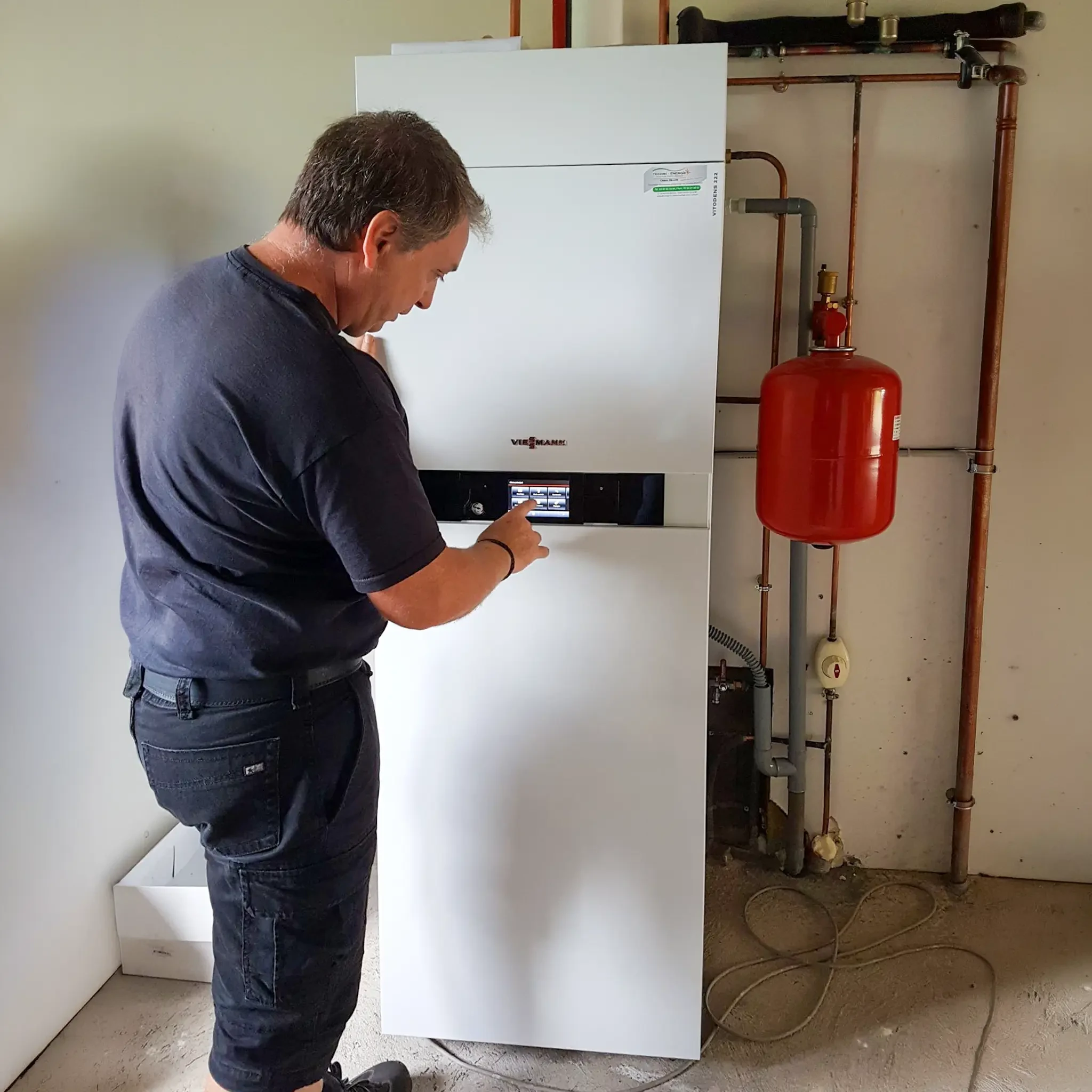 Intérieur résidentiel avec radiateur en fonte blanc monté au mur