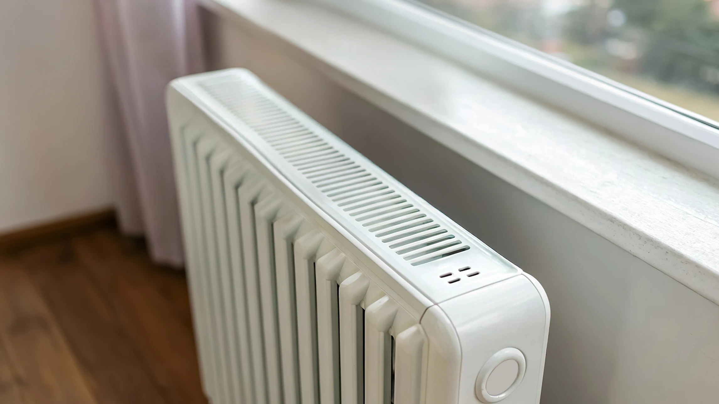 Local technique moderne avec chaudière murale blanche, vase d'expansion vert installé sur support métallique, collecteurs de chauffage avec vannes de régulation