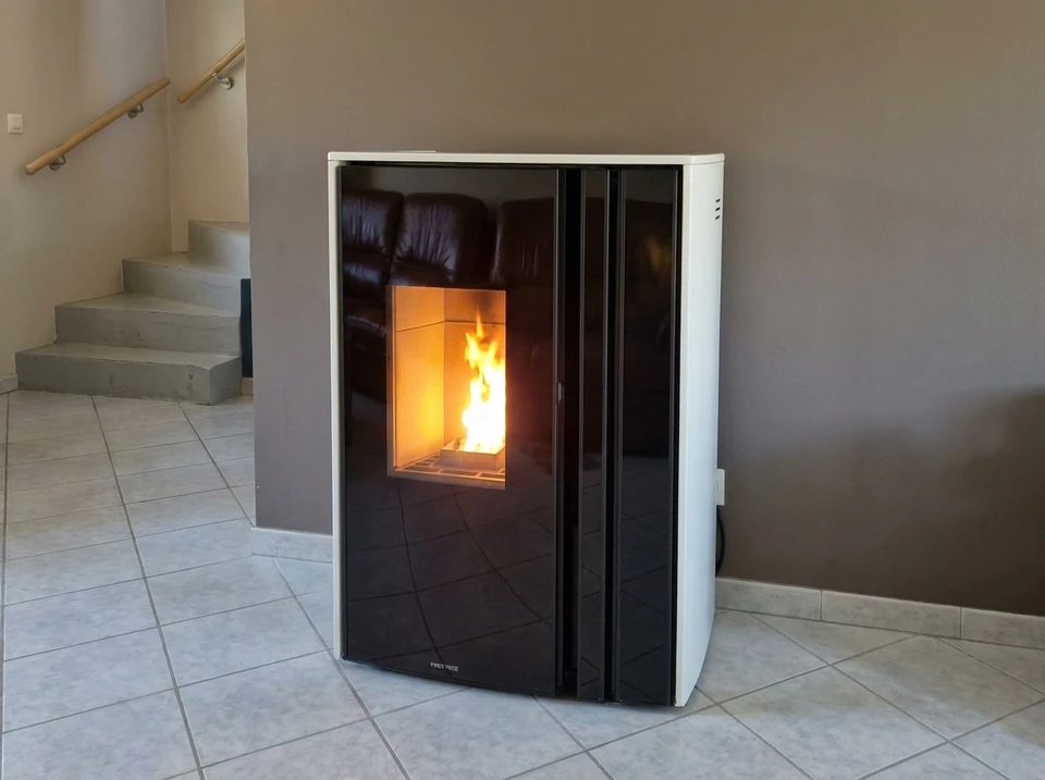 Ouvrier en équipement de sécurité installe une cheminée à foyer fermé dans maison en rénovation