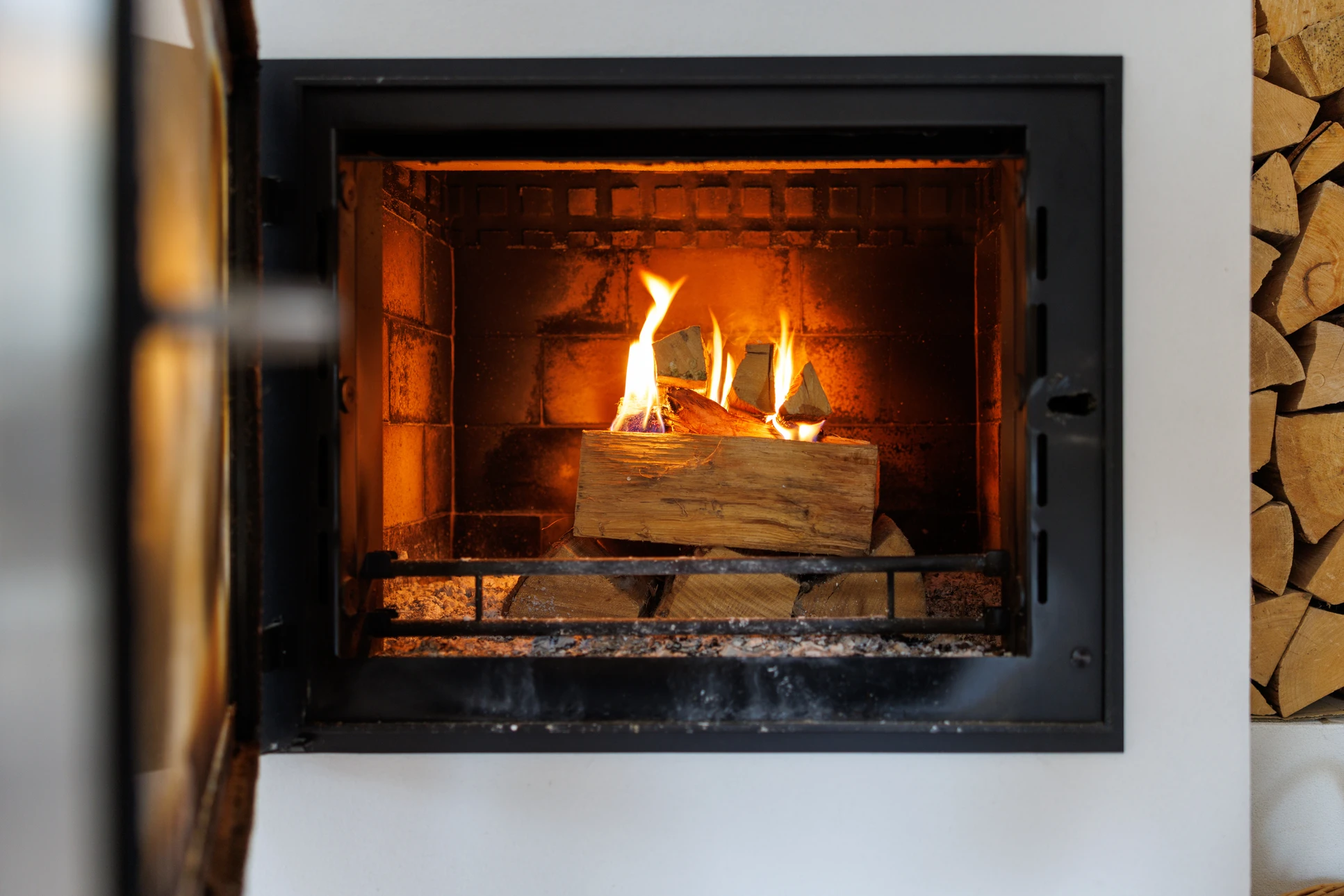 Intérieur moderne avec poêle à bois cylindrique noir en fonctionnement
