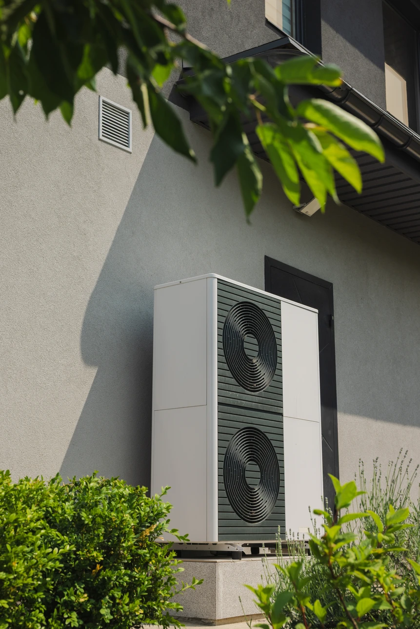 Façade extérieure d'habitation moderne avec pompe à chaleur air-eau installée
