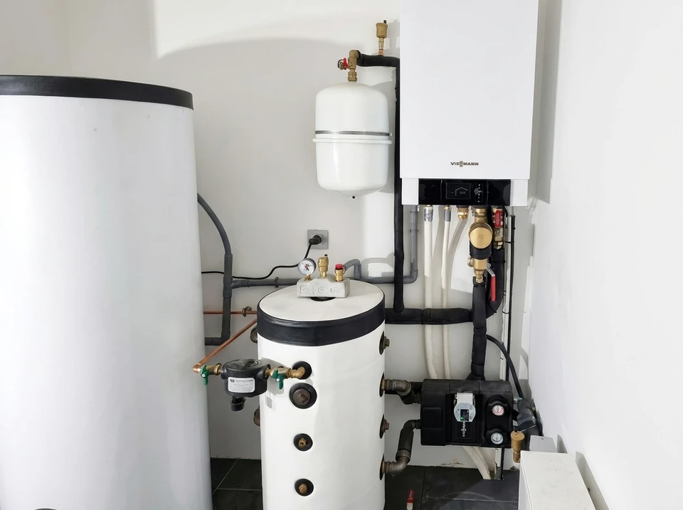 Int&eacute;rieur moderne avec chauffe-eau instantan&eacute; blanc fix&eacute; au mur turquoise