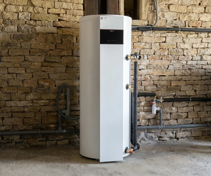 Sous-sol technique résidentiel avec installation de chauffage et production d'eau chaude